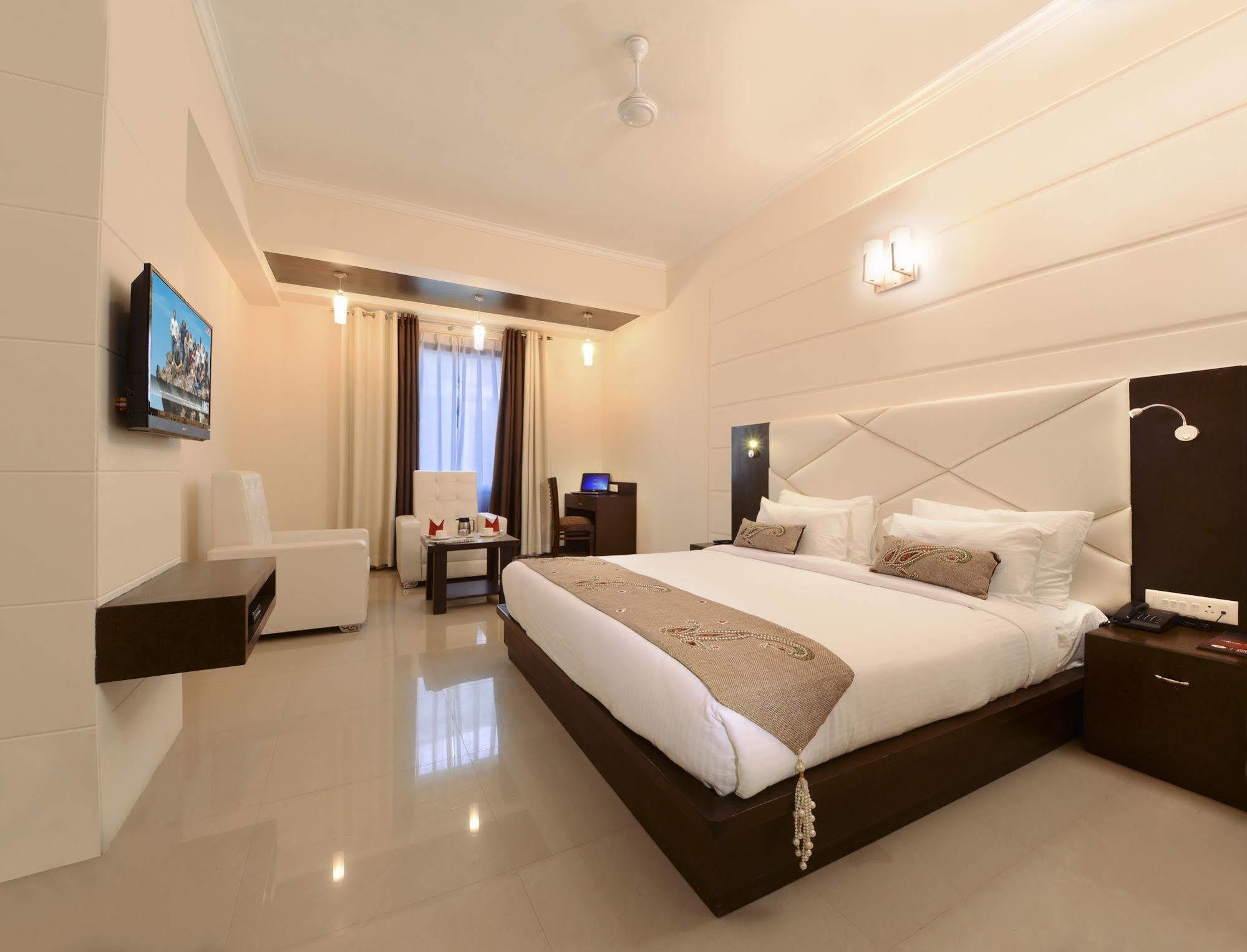 Hotel Crimson Palace Agra  Ngoại thất bức ảnh